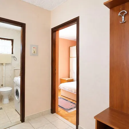 Apartman Lile *